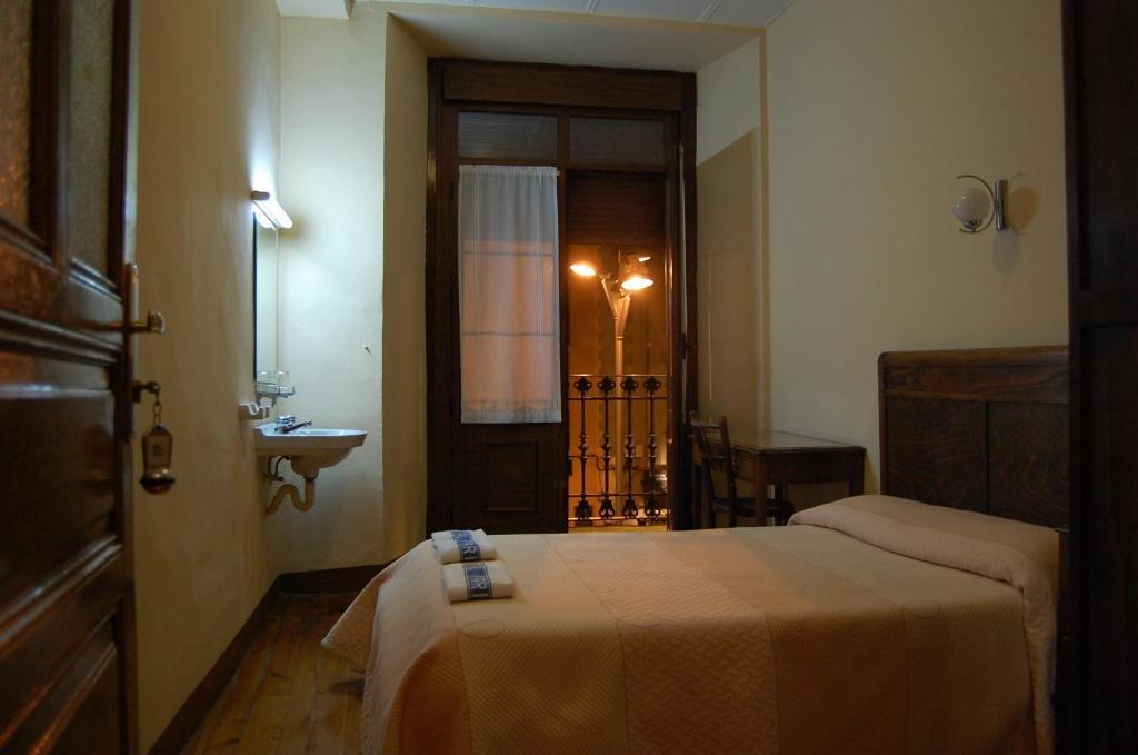 Hostal Paris Jaca Kültér fotó